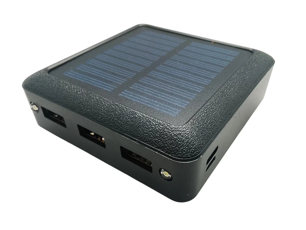 Повербанк 10000 мАч с солнечной панелью, фонариком и 3 USB выходами